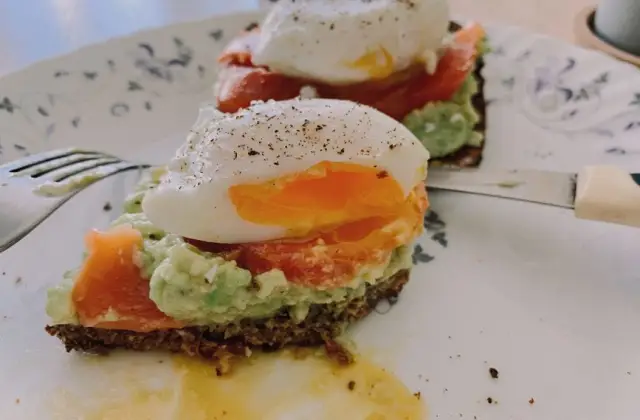 Eggs with Avocado on Rye &ndash; breakfast on the 7-Day Diabetic Meal Plan