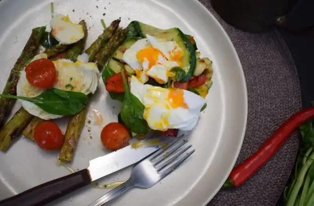 Eggs with Tomato & Spinach &ndash; breakfast on the 7-Day Mediterranean Diet Meal Plan