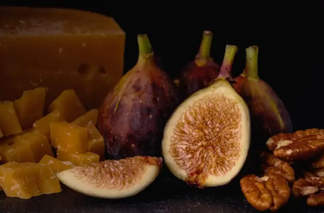 Figs with Walnuts &ndash; snack on the 7-Day Mediterranean Diet Meal Plan