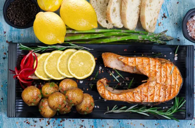 Garlic Butter Salmon with Asparagus &ndash; dinner on the 7-Day Keto Meal Plan