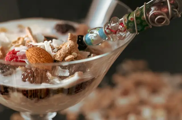 Greek Yogurt & Almonds &ndash; snack on the 7-Day 1,200 Calorie Meal Plan