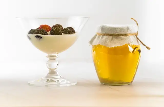 Greek Yogurt, Berries & Honey &ndash; snack on the 7-Day Calorie Deficit Meal Plan