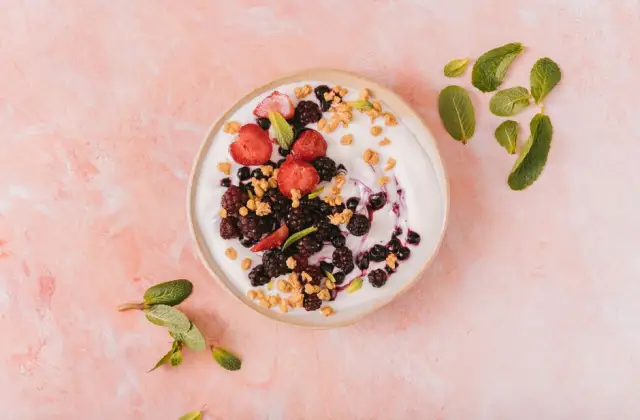 Greek Yogurt & Berries &ndash; snack on the 7-Day 2000 Calorie Meal Plan