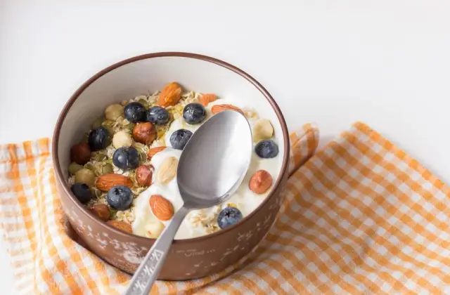 Greek Yogurt, Blueberries & Almonds &ndash; snack on the 7-Day 1500 Calorie Meal Plan