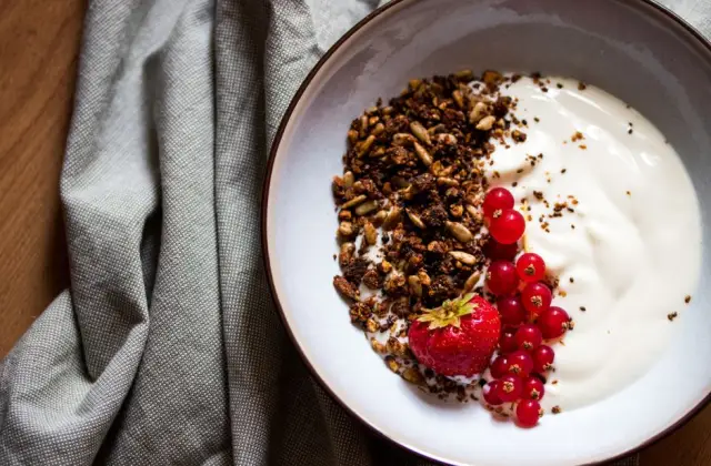 Greek Yogurt Bowl with Granola &ndash; breakfast on the 7-Day Calorie Deficit Meal Plan