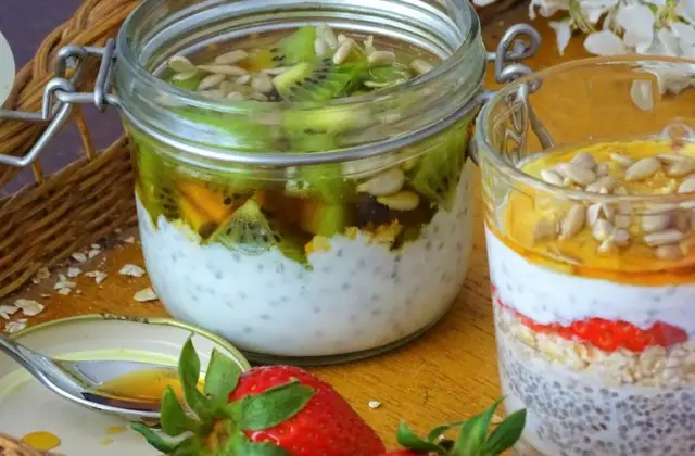 Greek Yogurt, Chia & Strawberries &ndash; breakfast on the 7-Day High Protein Low Carb Meal Plan