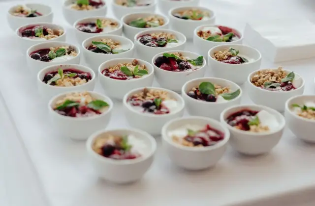 Greek Yogurt, Granola & Berries &ndash; breakfast on the 7-Day Balanced Meal Plan