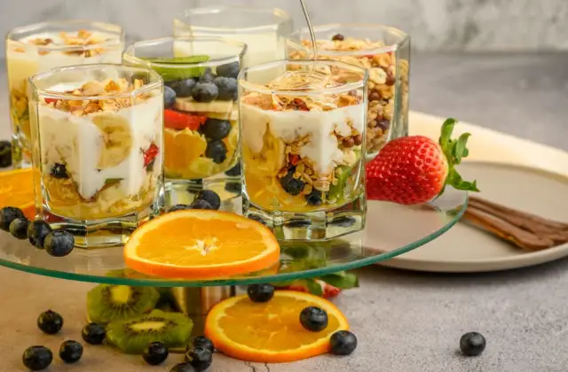 Greek Yogurt, Granola & Fresh Fruit &ndash; breakfast on the 7-Day Mediterranean Diet Meal Plan