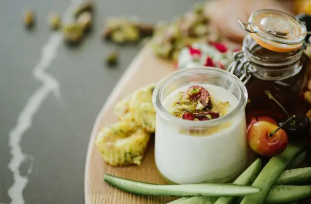 Greek Yogurt, Honey & Pistachios &ndash; snack on the 7-Day Balanced Meal Plan