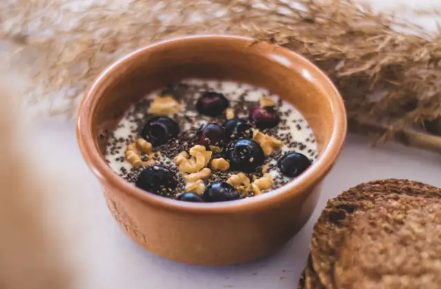 Greek Yogurt & Oat Protein Bowl &ndash; breakfast on the 7-Day High Protein Meal Plan