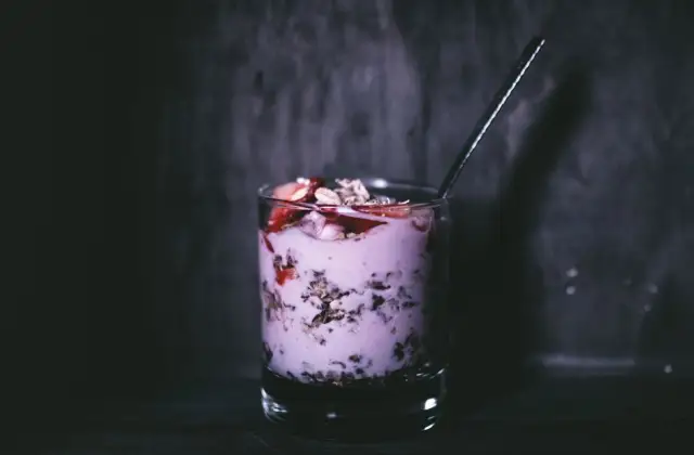 Greek Yogurt, Oats & Berries &ndash; breakfast on the 7-Day 1500 Calorie Meal Plan