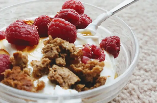 Greek Yogurt with Berries &ndash; breakfast on the 7-Day 1,200 Calorie Meal Plan