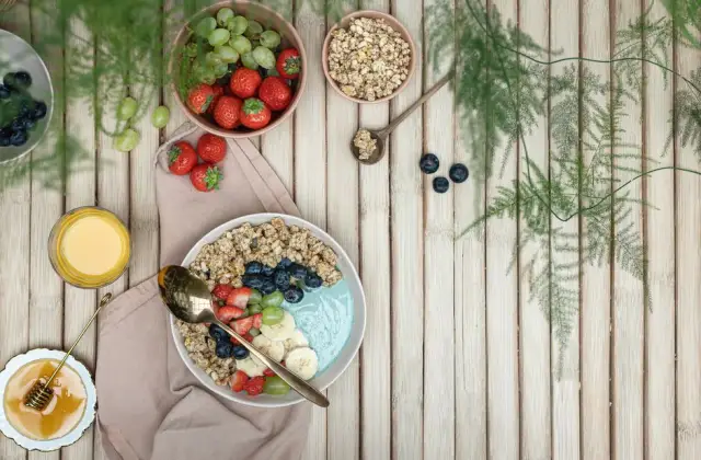 Greek Yogurt with Fresh Fruit & Honey &ndash; breakfast on the 7-Day Mediterranean Diet Meal Plan