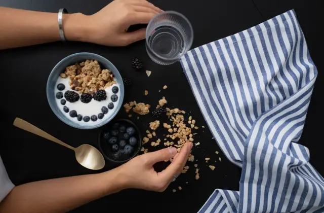 Greek Yogurt with Granola & Honey &ndash; snack on the 7-Day Muscle Gain Meal Plan