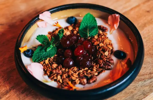 Greek Yogurt with Granola &ndash; breakfast on the 7-Day 2000 Calorie Meal Plan