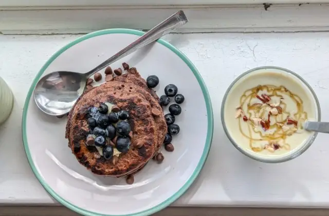Greek Yogurt with Honey &ndash; snack on the 7-Day Mediterranean Diet Meal Plan