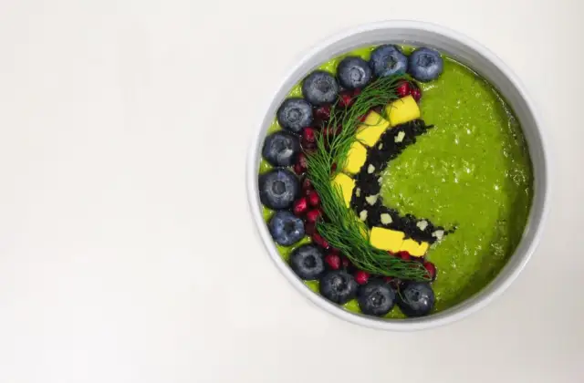 Green Smoothie Bowl &ndash; breakfast on the 7-Day Anti-Inflammatory Meal Plan