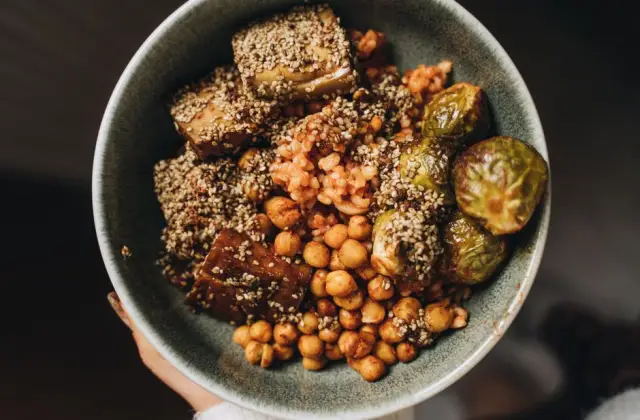 Halloumi & Chickpea Grain Bowl &ndash; lunch on the 7-Day Balanced Meal Plan