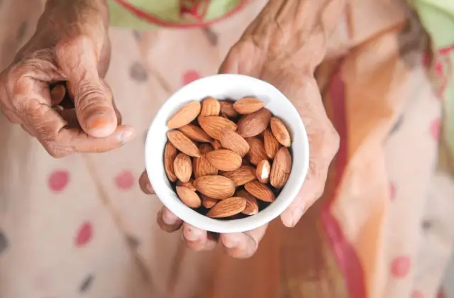 Handful of Almonds &ndash; snack on the 7-Day Diabetic Meal Plan