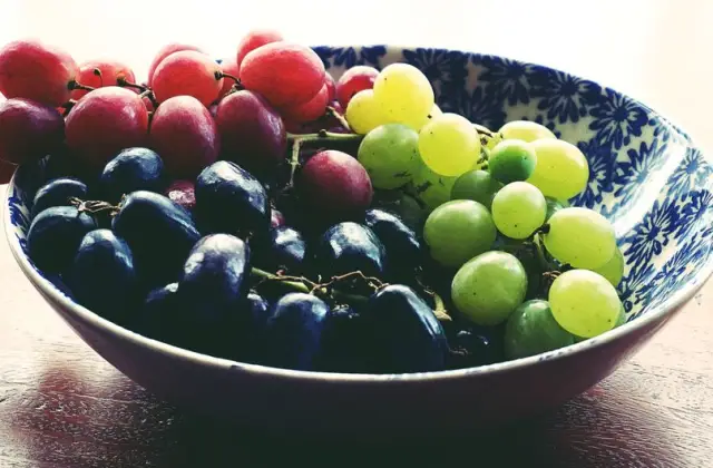 Handful of Grapes &ndash; snack on the 7-Day 1,200 Calorie Meal Plan
