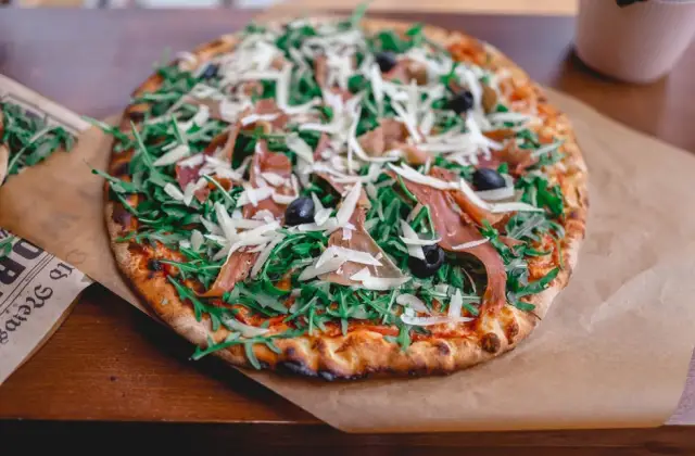 Homemade Pizza with Arugula &ndash; dinner on the 7-Day Balanced Meal Plan