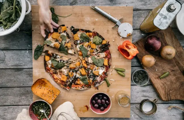 Homemade Vegan Pizza &ndash; dinner on the 7-Day Vegan Meal Plan