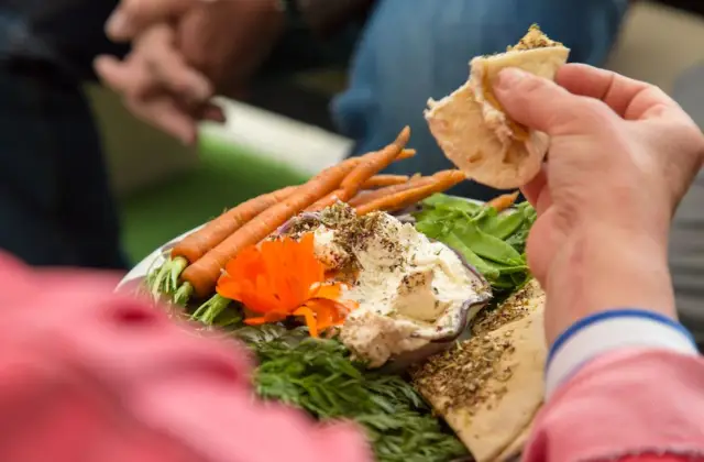 Hummus & Vegetable Sticks with Turkey &ndash; snack (4pm) on the 7-Day Intermittent Fasting Meal Plan (16:8)
