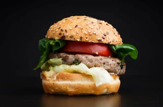 Lean Beef Burger, No Bun Fuss &ndash; dinner on the 7-Day 1,200 Calorie Meal Plan