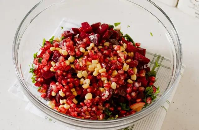 Lentil, Beet & Feta Salad &ndash; lunch on the 7-Day Anti-Inflammatory Meal Plan