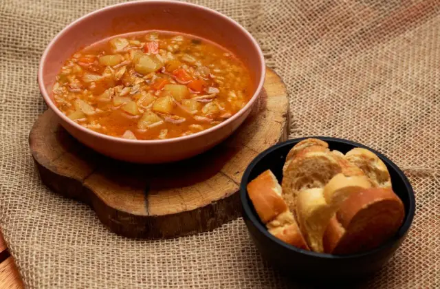 Lentil & Vegetable Soup with Sourdough &ndash; lunch on the 7-Day Balanced Meal Plan