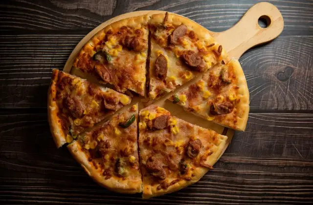 Loaded Homemade Pizza &ndash; dinner on the 7-Day Muscle Gain Meal Plan