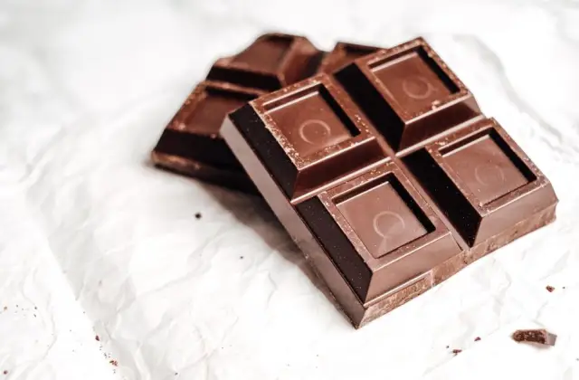 Macadamias & 90% Dark Chocolate &ndash; snack on the 7-Day Keto Meal Plan
