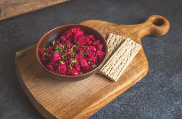 Mackerel with Beet Salad &ndash; dinner on the 7-Day Anti-Inflammatory Meal Plan