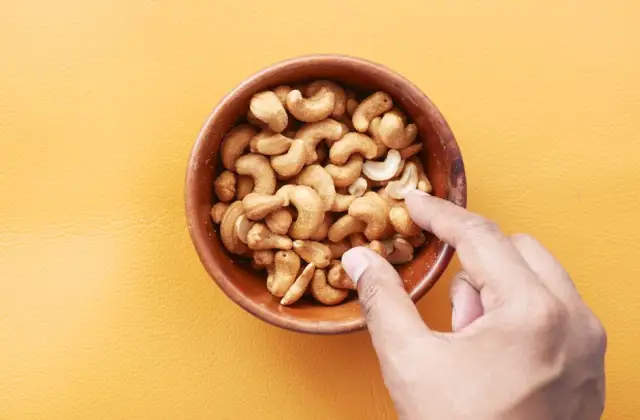 Mango & Cashews &ndash; snack on the 7-Day Vegetarian Meal Plan