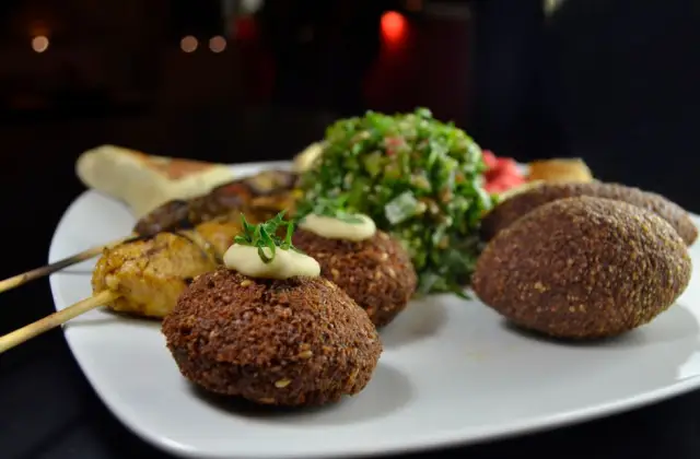 Mezze Plate &ndash; lunch on the 7-Day Anti-Inflammatory Meal Plan
