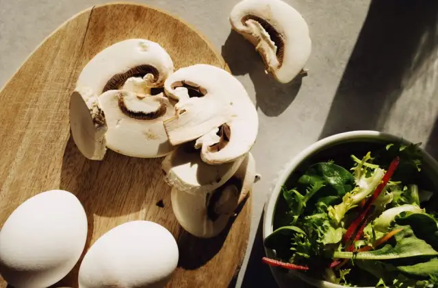 Mushroom Omelette with Turkey slices &ndash; breakfast on the 7-Day High Protein Low Carb Meal Plan