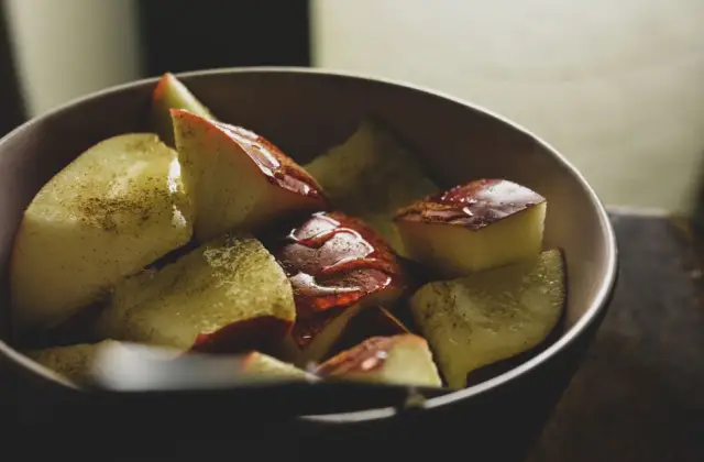 Oatmeal with Apple & Cinnamon &ndash; breakfast on the 7-Day DASH Diet Meal Plan