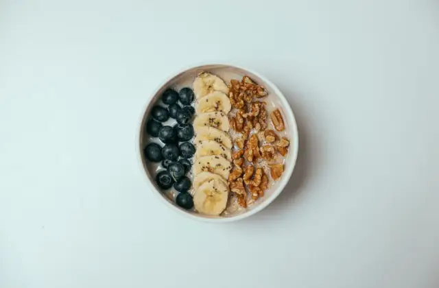 Oatmeal with Banana & Walnuts &ndash; breakfast on the 7-Day DASH Diet Meal Plan