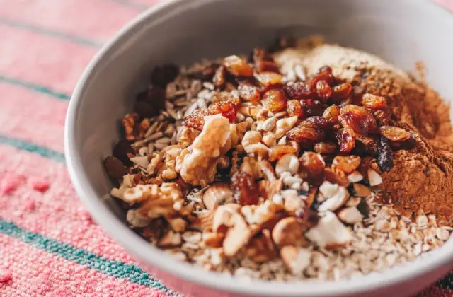 Oatmeal with Seeds & Berries &ndash; breakfast on the 7-Day PCOS Meal Plan