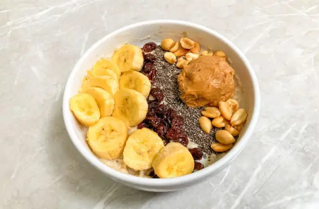 Oats with Banana & Peanut Butter &ndash; breakfast on the 7-Day 2000 Calorie Meal Plan