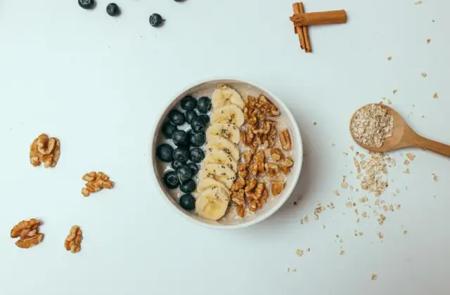 Overnight Oats with Almonds & Berries &ndash; breakfast on the 7-Day Mediterranean Diet Meal Plan