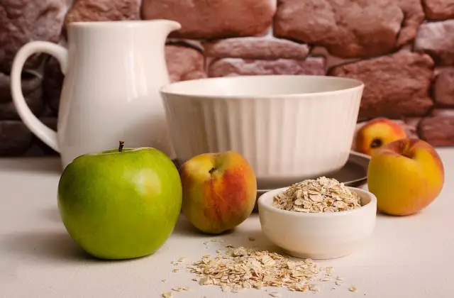Overnight Oats with Apple & Cinnamon &ndash; breakfast on the 7-Day Balanced Meal Plan