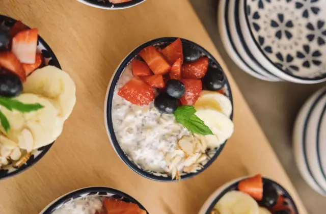 Overnight Oats with Banana &ndash; breakfast on the 7-Day 1500 Calorie Meal Plan