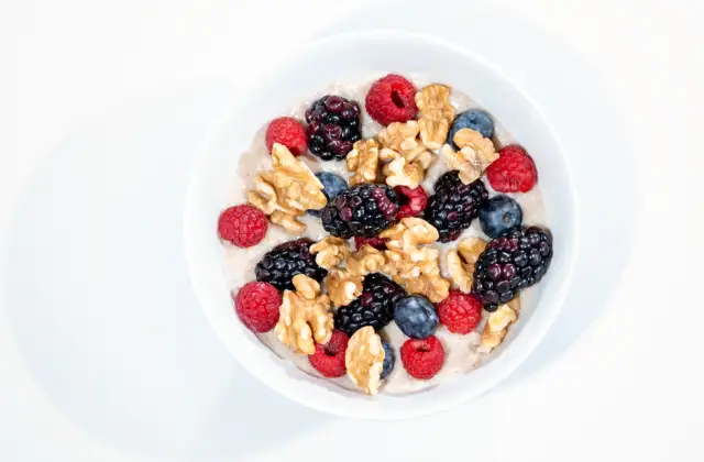 Overnight Oats with Berries &ndash; breakfast on the 7-Day Anti-Inflammatory Meal Plan