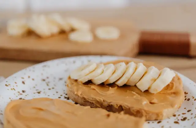Overnight Oats with Peanut Butter & Banana &ndash; breakfast on the 7-Day Vegan Meal Plan