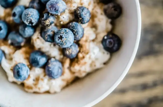 Overnight Oats with Yogurt & Berries &ndash; breakfast on the 7-Day Calorie Deficit Meal Plan