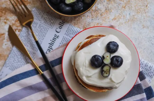 Pancakes with Berries & Yogurt &ndash; breakfast on the 7-Day Balanced Meal Plan