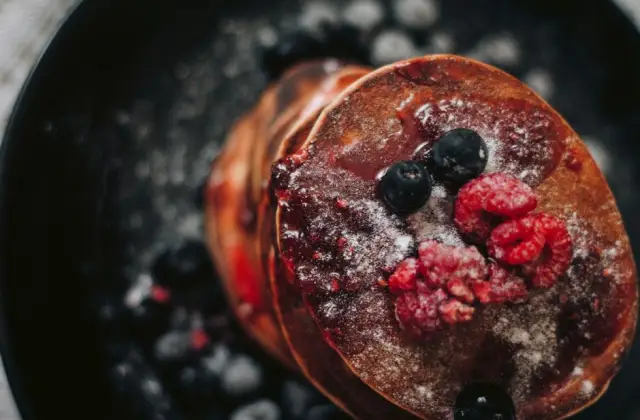 Pancakes with Berries &ndash; breakfast on the 7-Day 2000 Calorie Meal Plan