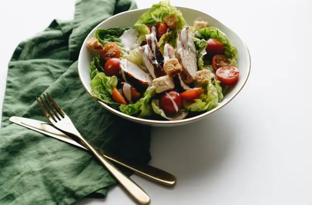 Pesto Zoodles with Grilled Chicken &ndash; lunch on the 7-Day Keto Meal Plan