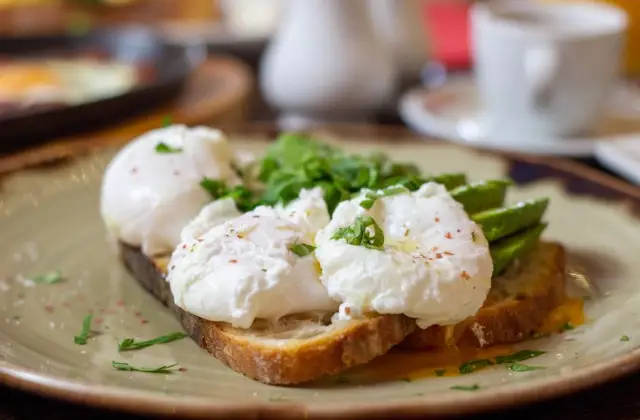 Poached Eggs & Avocado on Sourdough &ndash; breakfast on the 7-Day 1500 Calorie Meal Plan